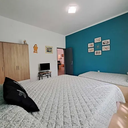 Spacious Urban Retreat With Terrace - Two Bedroom With Terrace Daire *