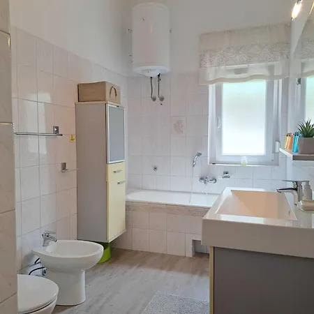 Spacious Urban Retreat With Terrace - Two Bedroom With Terrace Daire Dajla