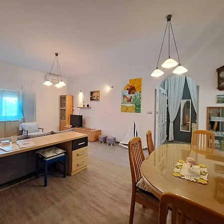 Spacious Urban Retreat With Terrace - Two Bedroom With Terrace Dajla